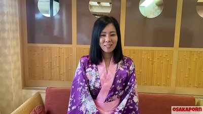 Uma mulher japonesa de 41 anos trai o marido e os rapazes fazem sexo por dinheiro. A cabra asiática adora sexo com ratas negras peludas, tatuagens e broches. masturbação do cãozinho de pé IFOM OSAKAPORN